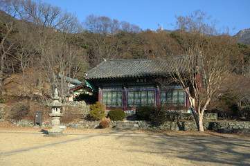 Fototapeta na wymiar Shinwonsa Buddhist Temple