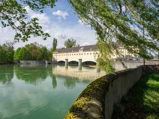 Oberföhringer Wehr vor blauem Himmel, Bayern