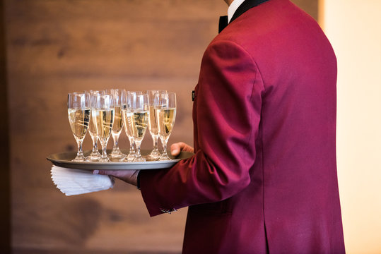 mesero sirviendo champa&ntilde;a