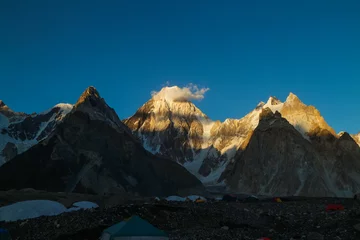 Fotobehang K2 Gasherbrum 4 bergtop op K2 trekkingsroute langs de weg naar Concordia camp, K2 Base Camp trek, Pakistan