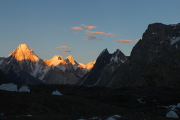 Obraz premium Szczyt górski Gasherbrum 4 na trasie trekkingowej K2 w drodze do obozu Concordia, trekking K2 Base Camp, Pakistan