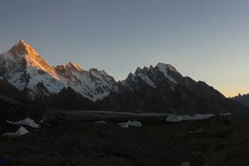 Zelfklevend behang Gasherbrum Gasherbrum 4 bergtop op K2 trekkingsroute langs de weg naar Concordia camp, K2 Base Camp trek, Pakistan