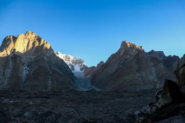 Deurstickers Gasherbrum Gasherbrum 4 bergtop op K2 trekkingsroute langs de weg naar Concordia camp, K2 Base Camp trek, Pakistan