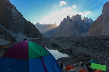 Fotobehang K2 Gasherbrum 4 bergtop op K2 trekkingsroute langs de weg naar Concordia camp, K2 Base Camp trek, Pakistan