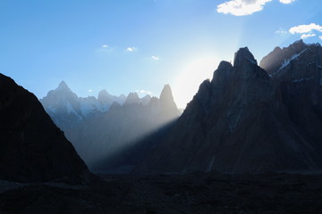 Gasherbrum 4 bergtop op K2 trekkingsroute langs de weg naar Concordia camp, K2 Base Camp trek, Pakistan
