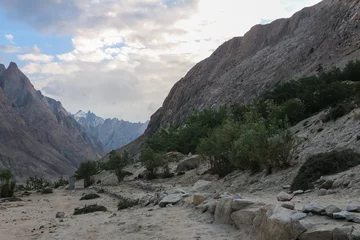 Crédence de cuisine en verre imprimé Gasherbrum Oasis of green trees on the way to K2 base camp, Trekking along in the Karakorum Mountains in Northern Pakistan, Askole village, Pakistan.