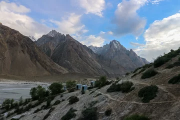 Crédence de cuisine en verre imprimé Gasherbrum Oasis d& 39 arbres verts sur le chemin du camp de base K2, Trekking dans les montagnes de Karakorum au nord du Pakistan, village d& 39 Askole, Pakistan.