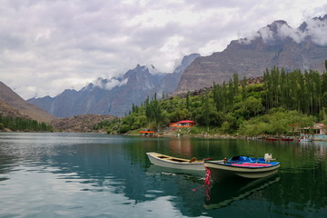 Obraz premium Boat in Kachula lake, Skardu, Gilgit-Baltistan, Pakistan 