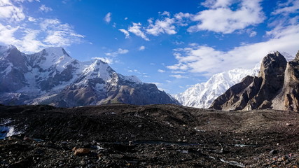 Fototapeta na wymiar Landscape of K2 trekking trail in Karakoram range, Trekking along in the Karakorum Mountains in Northern Pakistan