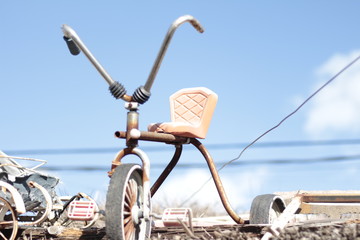 triciclo viejo oxido