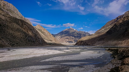 Fototapeta premium Landscape of K2 trekking trail in Karakoram range, Trekking along the Braldu River in the Karakorum Mountains in Northern Pakistan