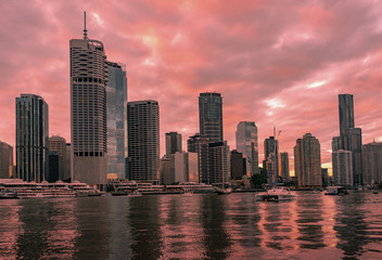 Fototapeta premium brisbane city buildings reflected in river later afternoon