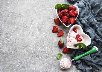 Fototapeta na wymiar Strawberry ice cream