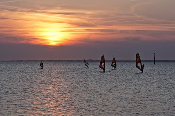 Windsurfen im Sonnenuntergang der Nordsee