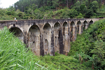 Fototapeta na wymiar The nine arch bridge in Ella, reachable by walking on the rail