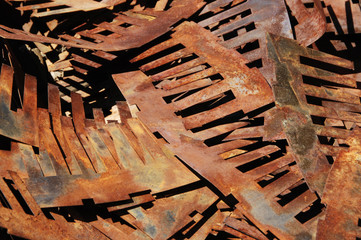 Pile of comb-like rusted metal - obrazy, fototapety, plakaty