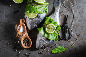 Seasoning whole fish with horseradish and lemon