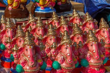 Fototapeta premium małe władcy kolorowe ganesha idole dla golu Navaratri