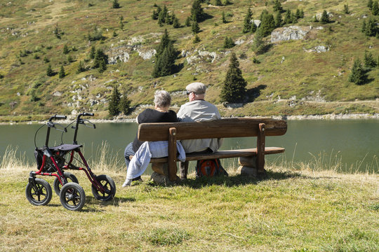 Gehbehinderte mit Rollator am Bettmersee, Bettmeralp, Wallis, Schweiz 