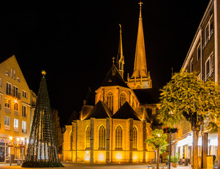 Wesel Großer Markt Rathaus und Willibordi Dom Nachtaufnahme