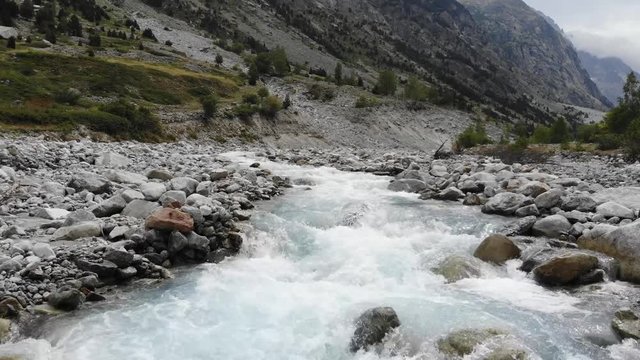 Flug &uuml;ber einen Bergfluss in geringer H&ouml;he
