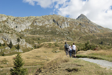Wanderer unterwegs beim Bettmersee, Bettmeralp, Wallis, Schweiz