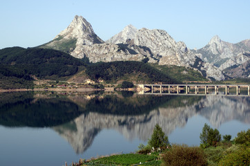 Lac en Asturi