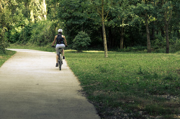 Obraz premium Arre, España, 09-14-2018: Woman riding a bike on a forest path