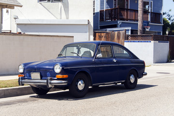 Fototapeta na wymiar Dark blue vintage classic car in the street in Venice, California