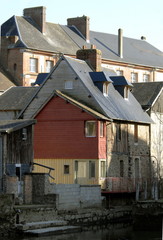Ville de Rugles, la ville au bord de l'eau, maison traditionnelles colorées, département de l'Eure, Normandie, France