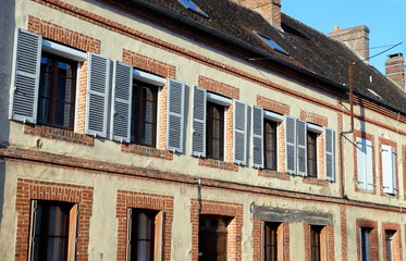 Ville de Rugles, façade colorée en briques rouges et volets bleus, département de l'Eure, Normandie, France