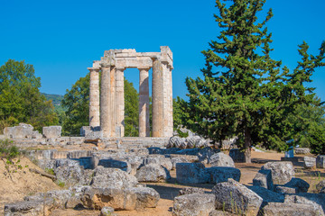 Obraz premium Temple of Zeus at archaeological site of Nemea in Greece. It was built around 330 BC to serve the needs of the Nemian festival and games. It has three architectural styles, doric, ionic and corinthian