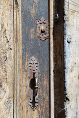 Vieille porte en bois et sa serrure d'origine, ville de Vernon, département de l'Eure, Normandie,...