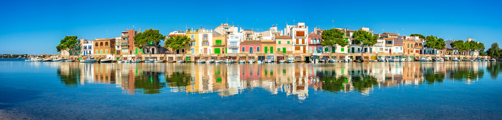 Fototapeta na wymiar Spanien Häuser Bunt Mediterran Meer Reflektion Boote Architektur Dorf Mallorca Urlaub Küste