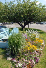 Ville de Vernon, massif de fleurs et petit pont en bois bleu, département de l'Eure, Normandie, France