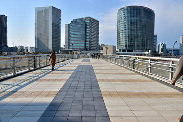Scene of a high-rise building and the sidewalk of the city where it was fine