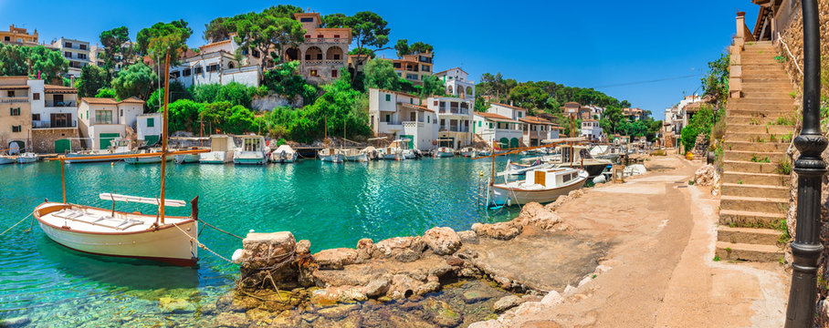 Spanien Reise Meer Tourismus Sommer Urlaub Mallorca Fischer Dorf Hafen Boote