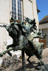 Ville de Vernon, entr&eacute;e du mus&eacute;e, bronze "Chevaux dompt&eacute;s" de Fr&eacute;d&eacute;rick Mc Monni&egrave;s, d&eacute;partement de l'Eure, Normandie, France