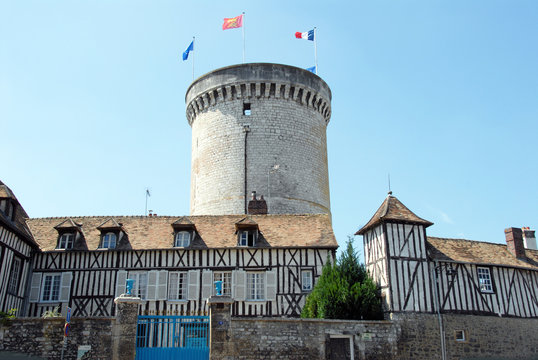 Ville de Vernon, Tour des Archives, vestige du ch&acirc;teau fort construit par Philippe-Auguste &agrave; la fin du 12&egrave;me si&egrave;cle (Jardin des Arts), d&eacute;partement de l'Eure, Normandie, France 