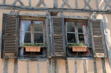 Fototapeta na wymiar Ville de Vernon, vieux volets en bois d'une vieille maison à colombages du quartier historique de la ville, département de l'Eure, Normandie, france