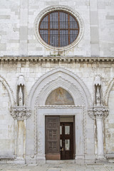 Fototapeta na wymiar Portal des Domes in Koper