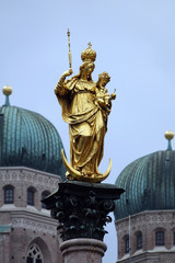Fototapeta na wymiar Mariensäile und Frauenkirche in München