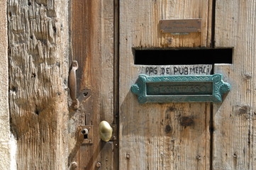 Ville de Vernon, vieille porte et sa boite à lettres verte, département de l'Eure, France
