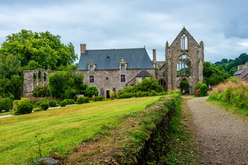 Fototapeta na wymiar Abbaye de Beauport, Bretagne 