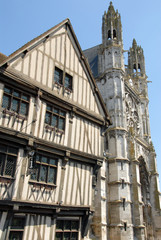 Fototapeta na wymiar Ville de Vernon, Maison du Temps Jadis, demeure à pans de bois (XVe siècle), aujourd'hui l'Office de Tourisme et cathédrale Notre-Dame, département de l'Eure, Normandie, France