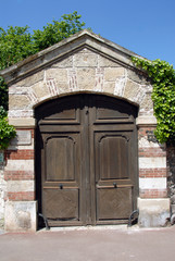 Ville de Vernon, vieux porche en pierre, portail en bois, département de l'Eure, Normandie, France