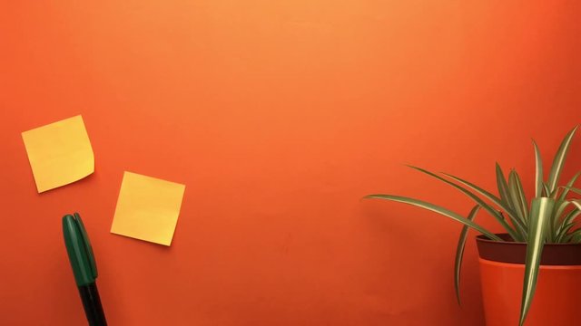 Escena de notas que van apareciendo sobre un fondo naranja.
