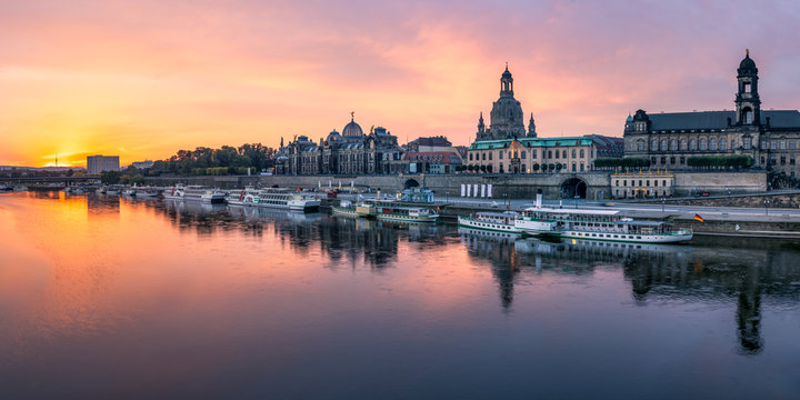 Dresden Altstadt Panorama bei Sonnenaufgang, Sachsen, Deutschland