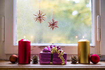 Fensterbank vereist mit Dekoration zu Weihnachten, Deko und Winter