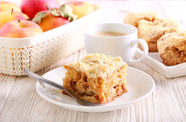 Apple and raisin crumble topping cake